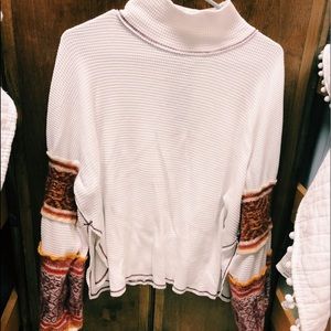 FREE PEOPLE sweater with decorative sleeve